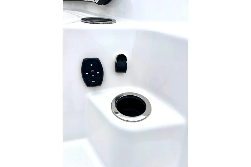 Slide: The Image of Control panel and cup holder on 2022 Yamaha Boats 255 FSH Sport H. - 12