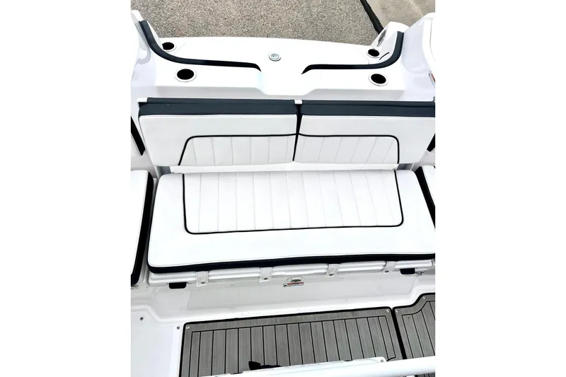 Slide: The Image of 2022 Yamaha Boats 255 FSH Sport H, white cushioned seating, sleek design. - 29
