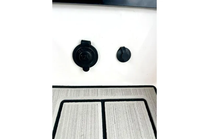 Slide: The Image of 12V outlet and knob on 2022 Yamaha Boats 255 FSH Sport H deck. - 44