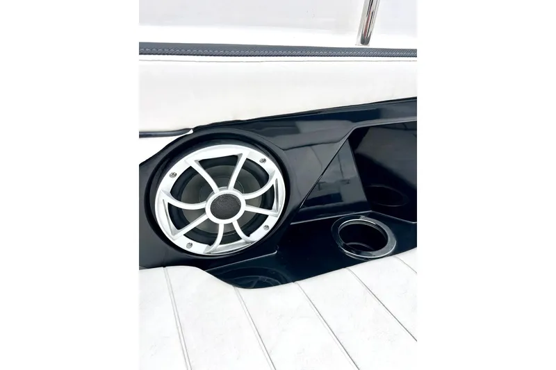 Slide: The Image of Speaker and cup holder on 2022 Yamaha Boats 255 FSH Sport H. - 53