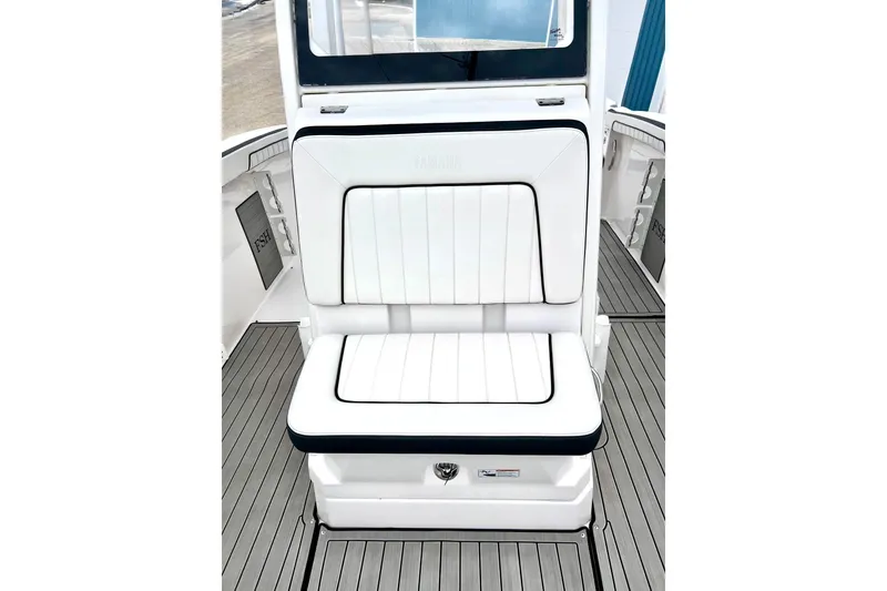 Slide: The Image of 2022 Yamaha Boats 255 FSH Sport H, white cushioned seating, sleek design. - 62