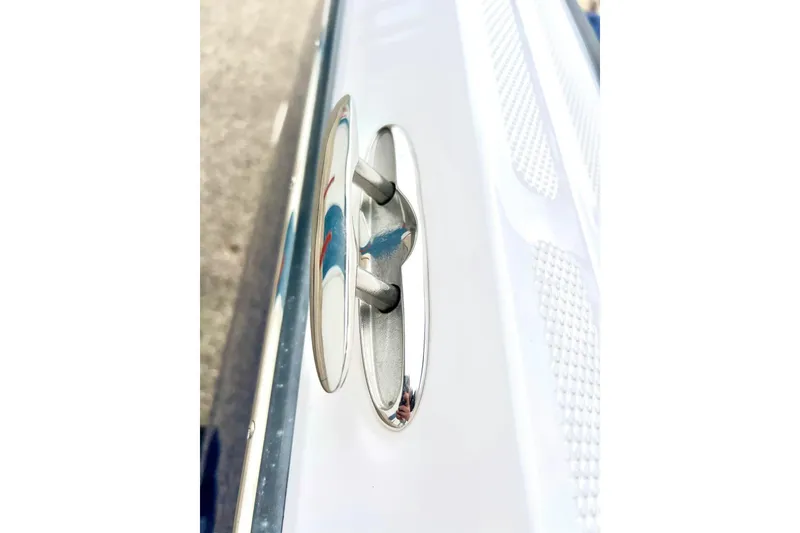 Slide: The Image of Close-up of a cleat on a 2022 Yamaha Boats 255 FSH Sport H. - 66