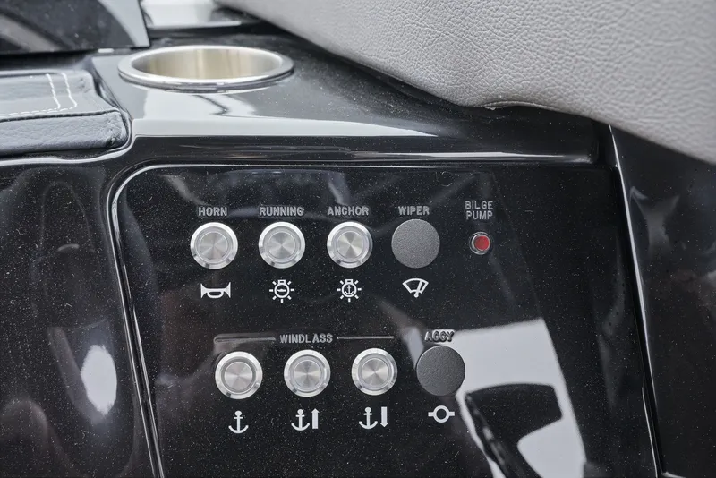 Slide: The Image of Sea Ray SLX 260 Outboard 2026 - 18
