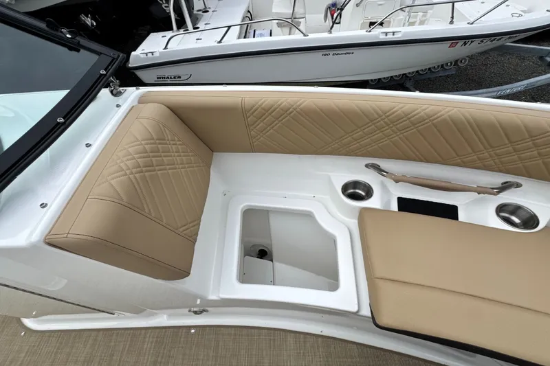 Slide: The Image of Sea Ray SDX 250 Outboard 2026 - 44