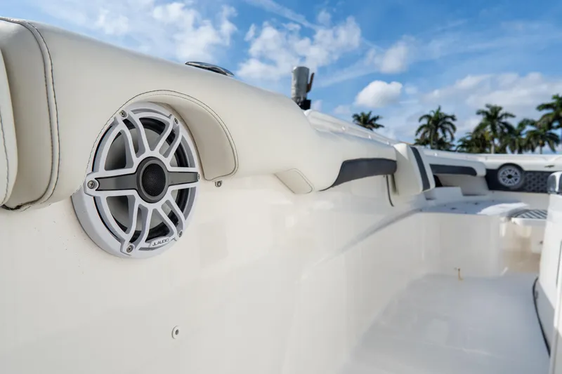 Slide: The Image of Tidewater 320 CC Adventure 2021 - 73