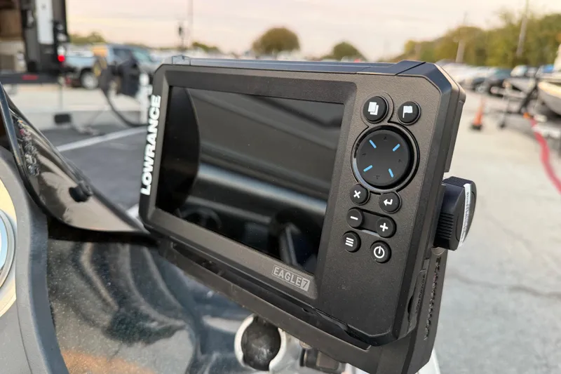 Slide: The Image of Livewell compartment of 2007 Ranger Z19 Comanche boat, featuring water and divider. - 28