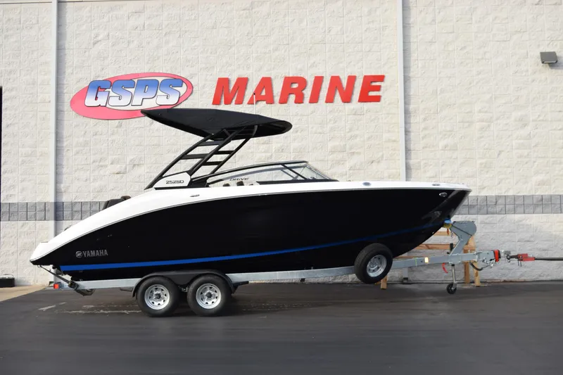 The Image of 2026 Yamaha Boats 252SD on trailer at GSPS Marine dealership. - 1
