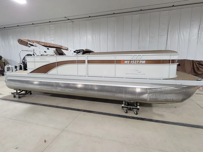 The Image of Bennington 23SXL EXP TRI 2023 - 1