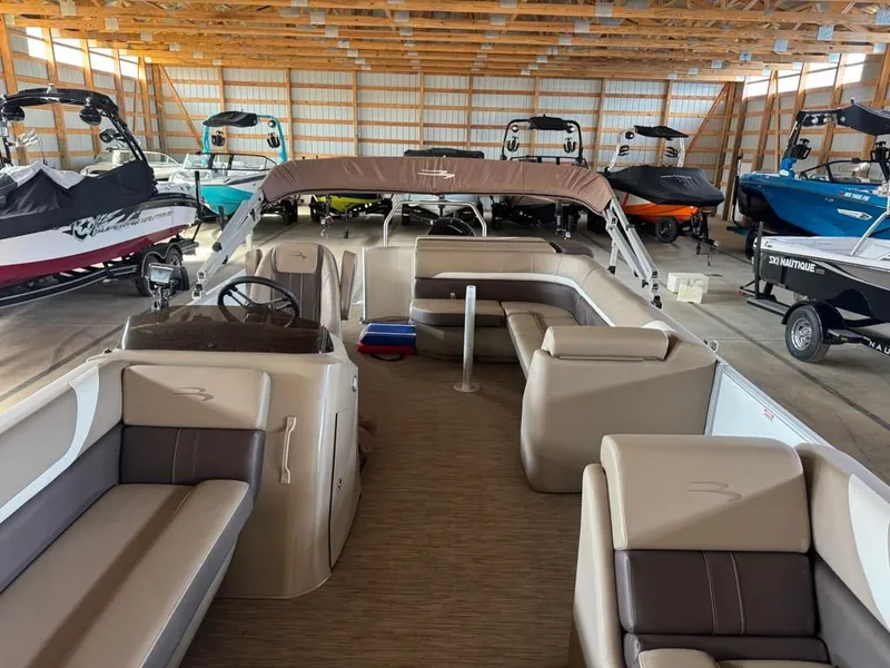 Slide: The Image of Bennington 23SXL EXP TRI 2023 - 17