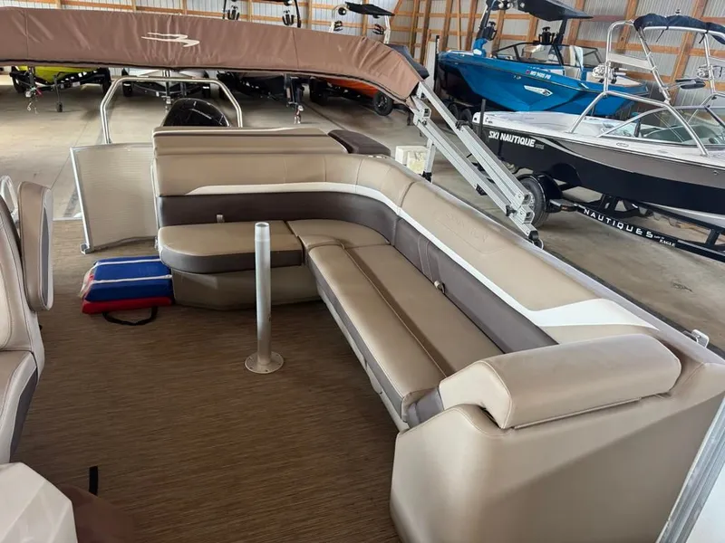 Slide: The Image of Bennington 23SXL EXP TRI 2023 - 18