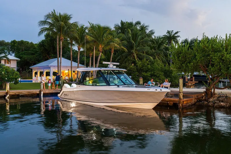 The Image of Boston Whaler 330 Vantage 2026 - 1