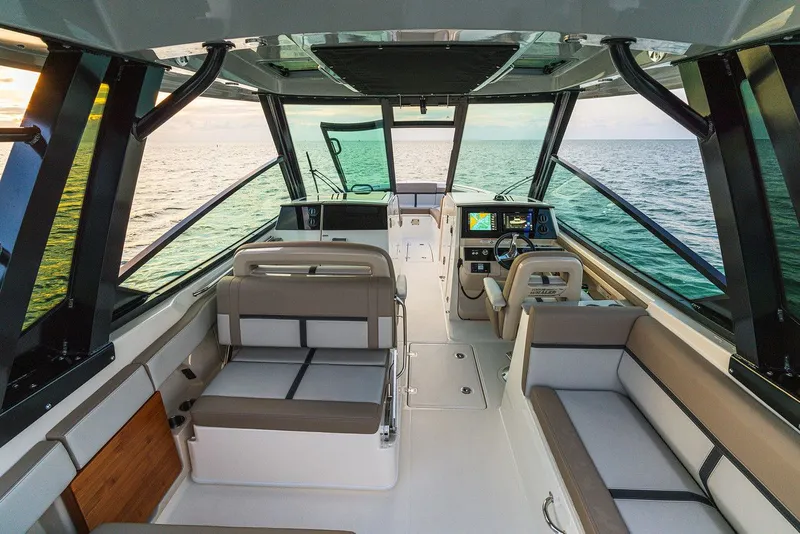 Slide: The Image of Boston Whaler 330 Vantage 2026 - 10
