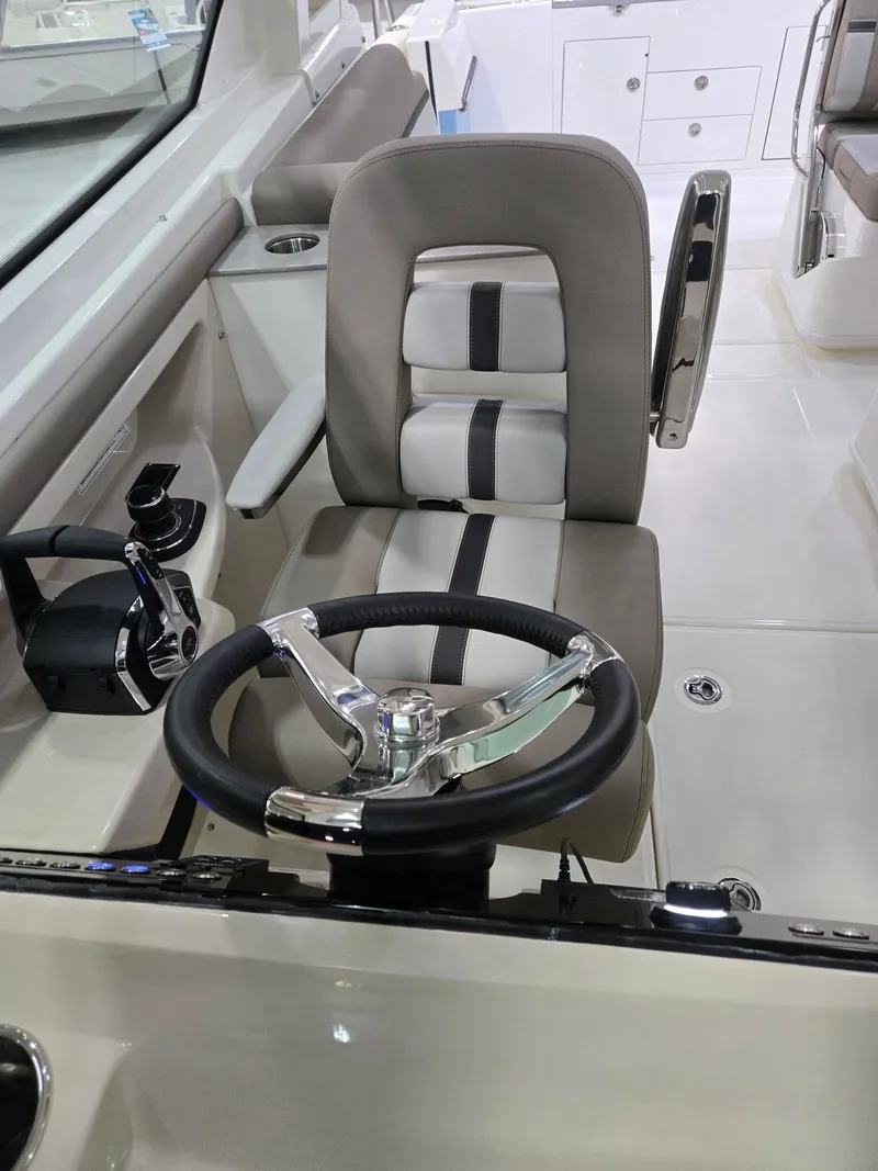 Slide: The Image of Boston Whaler 330 Vantage 2026 - 14
