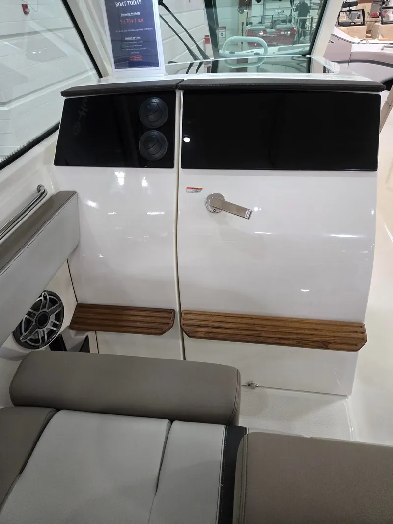 Slide: The Image of Boston Whaler 330 Vantage 2026 - 16