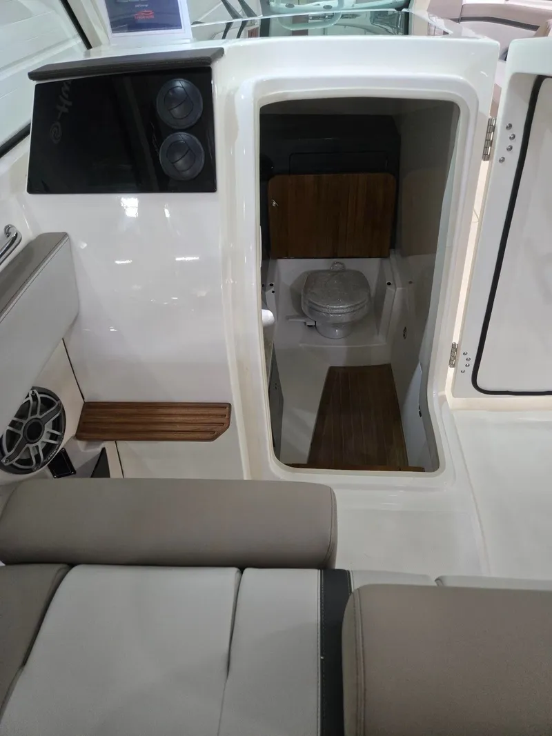 Slide: The Image of Boston Whaler 330 Vantage 2026 - 17