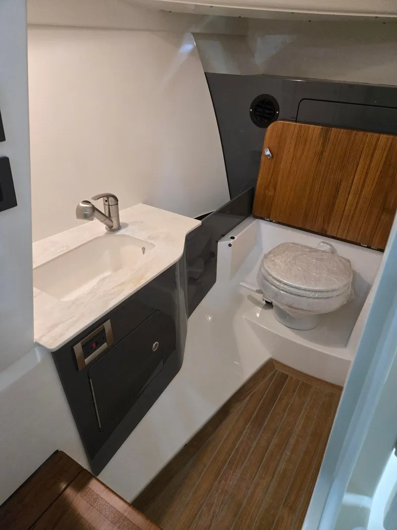 Slide: The Image of Boston Whaler 330 Vantage 2026 - 20