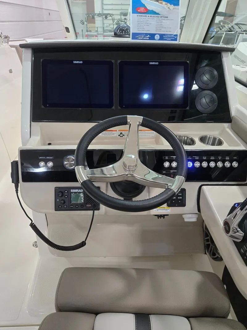 Slide: The Image of Boston Whaler 330 Vantage 2026 - 21