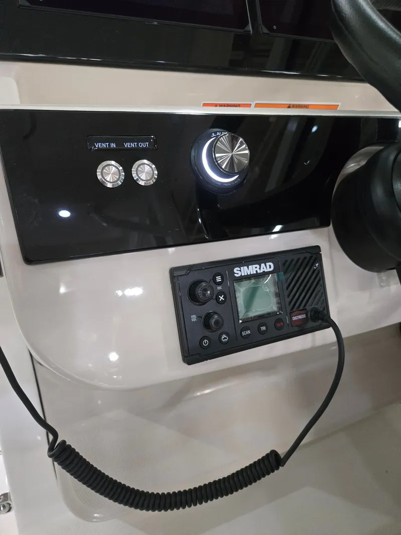 Slide: The Image of Boston Whaler 330 Vantage 2026 - 22