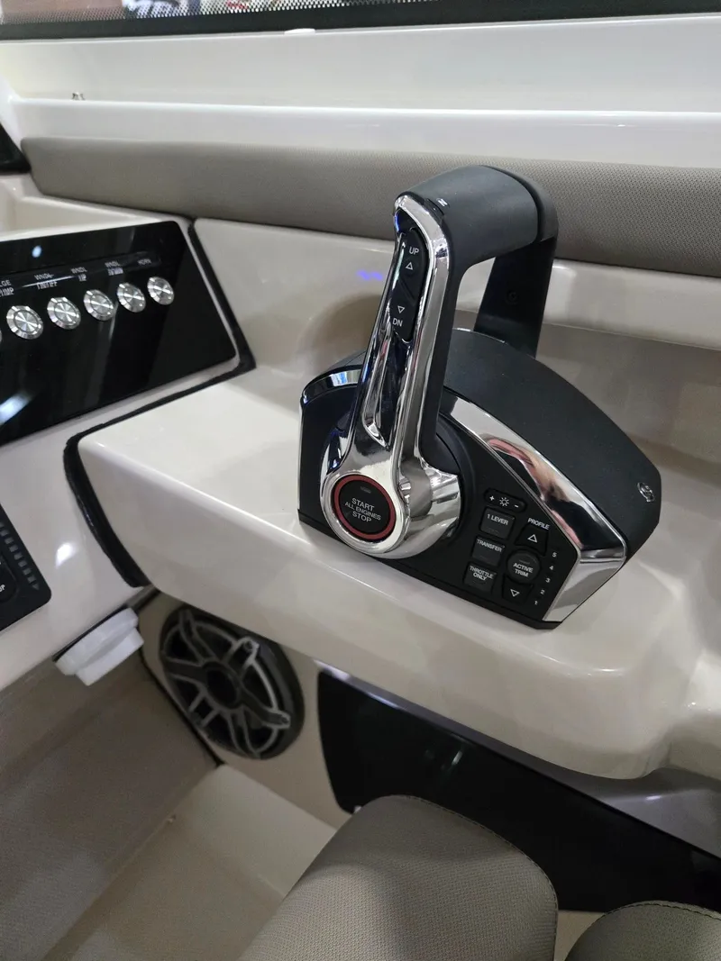 Slide: The Image of Boston Whaler 330 Vantage 2026 - 23