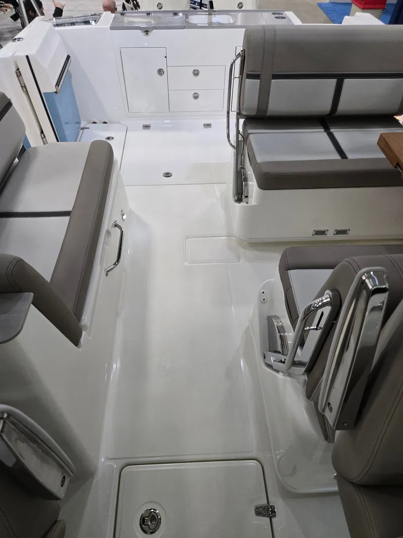 Slide: The Image of Boston Whaler 330 Vantage 2026 - 24