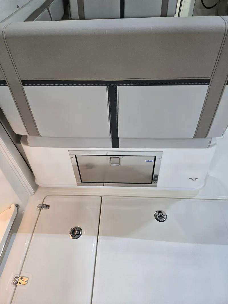 Slide: The Image of Boston Whaler 330 Vantage 2026 - 29