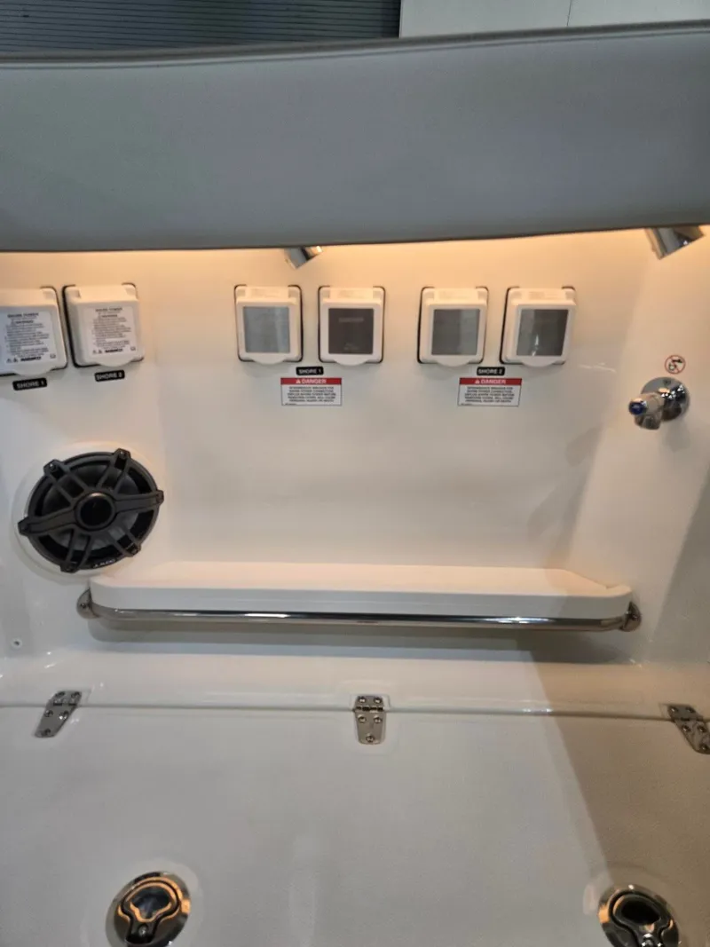 Slide: The Image of Boston Whaler 330 Vantage 2026 - 31