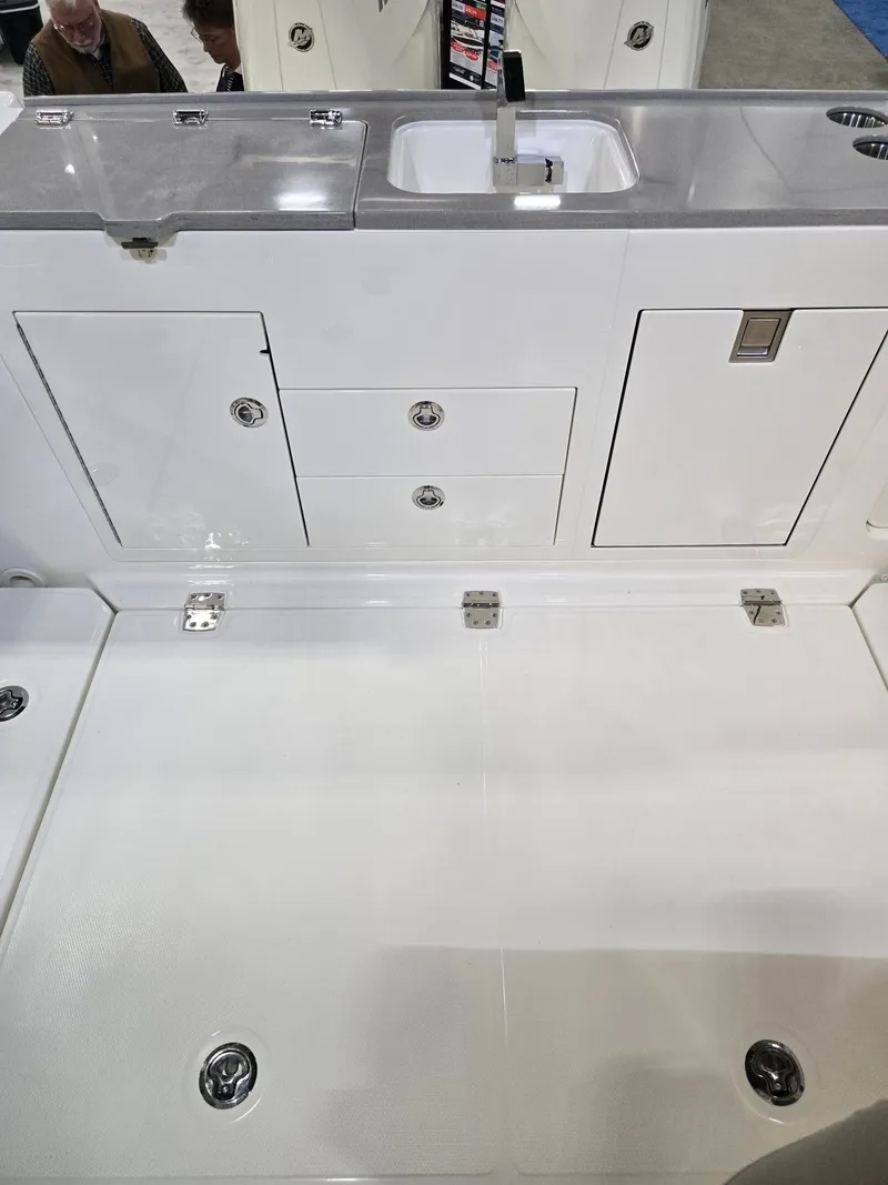 Slide: The Image of Boston Whaler 330 Vantage 2026 - 32