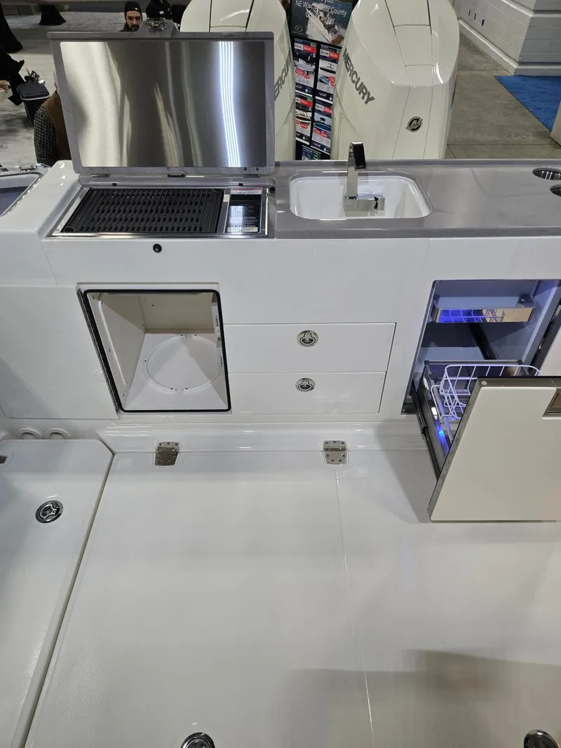 Slide: The Image of Boston Whaler 330 Vantage 2026 - 33