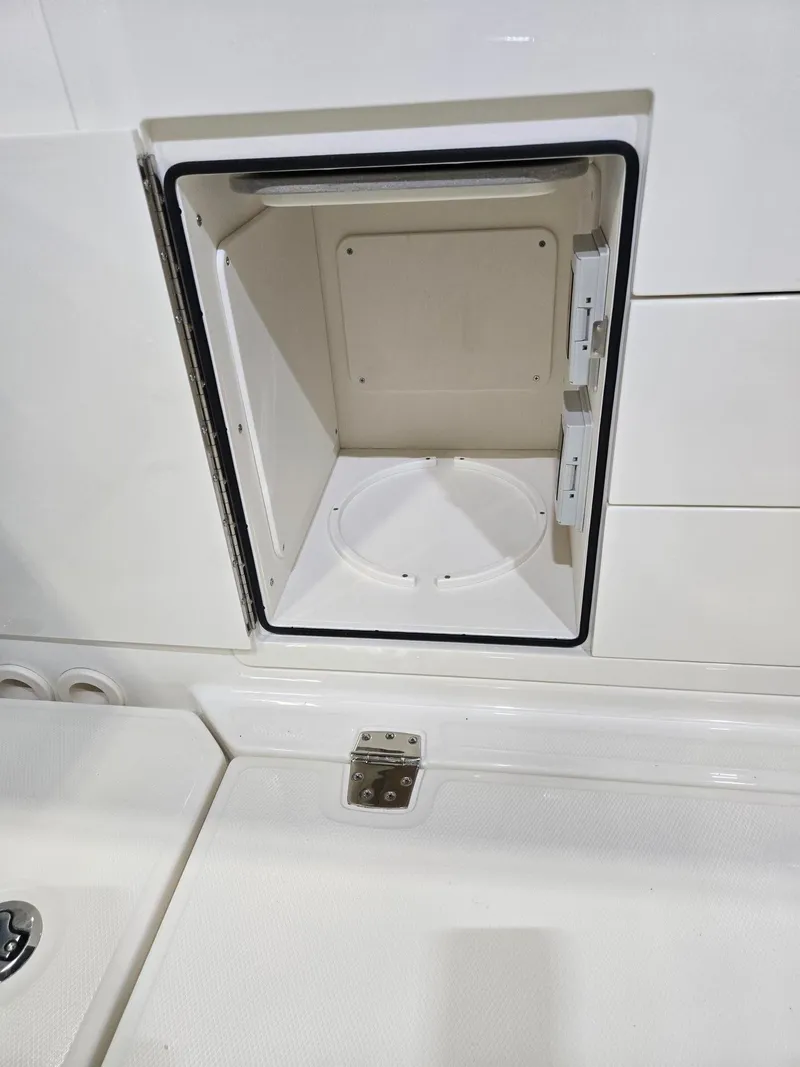 Slide: The Image of Boston Whaler 330 Vantage 2026 - 34