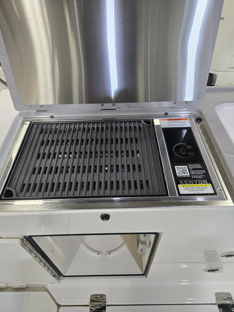 Slide: The Image of Boston Whaler 330 Vantage 2026 - 35