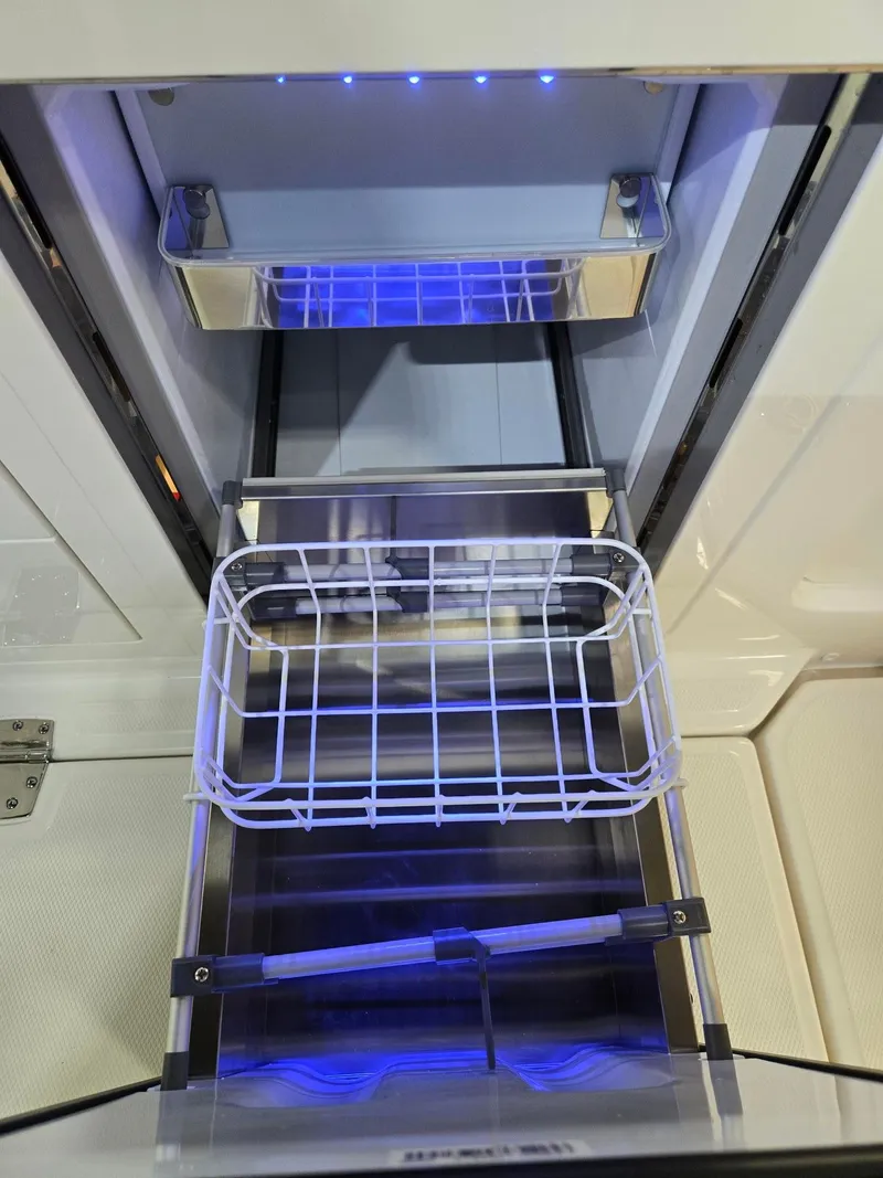 Slide: The Image of Boston Whaler 330 Vantage 2026 - 36