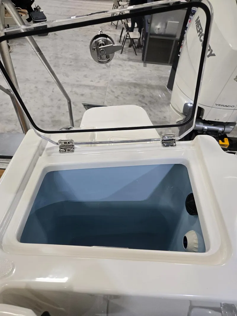 Slide: The Image of Boston Whaler 330 Vantage 2026 - 38