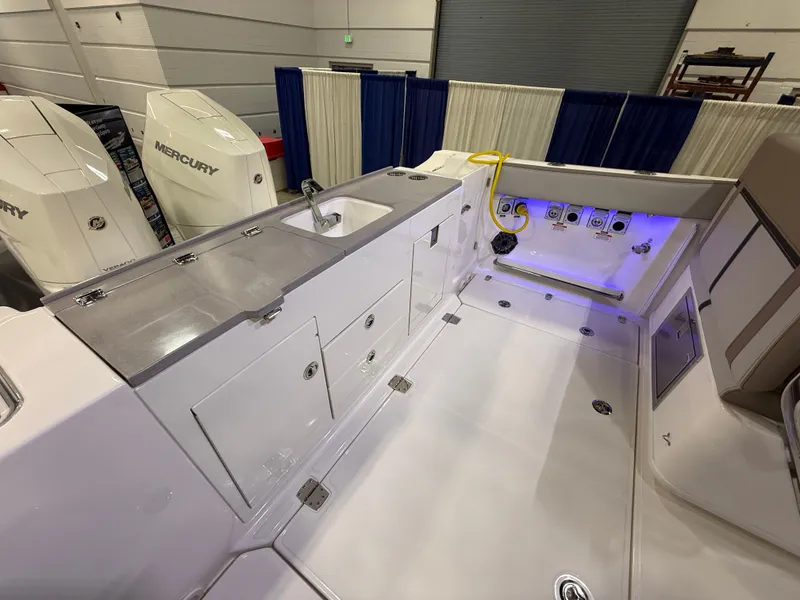 Slide: The Image of Boston Whaler 330 Vantage 2026 - 40