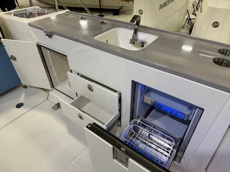 Slide: The Image of Boston Whaler 330 Vantage 2026 - 41