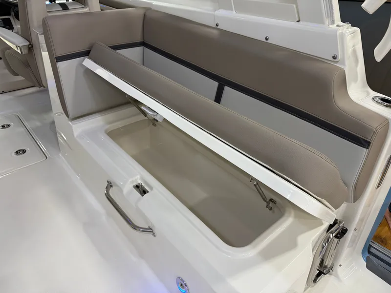 Slide: The Image of Boston Whaler 330 Vantage 2026 - 43