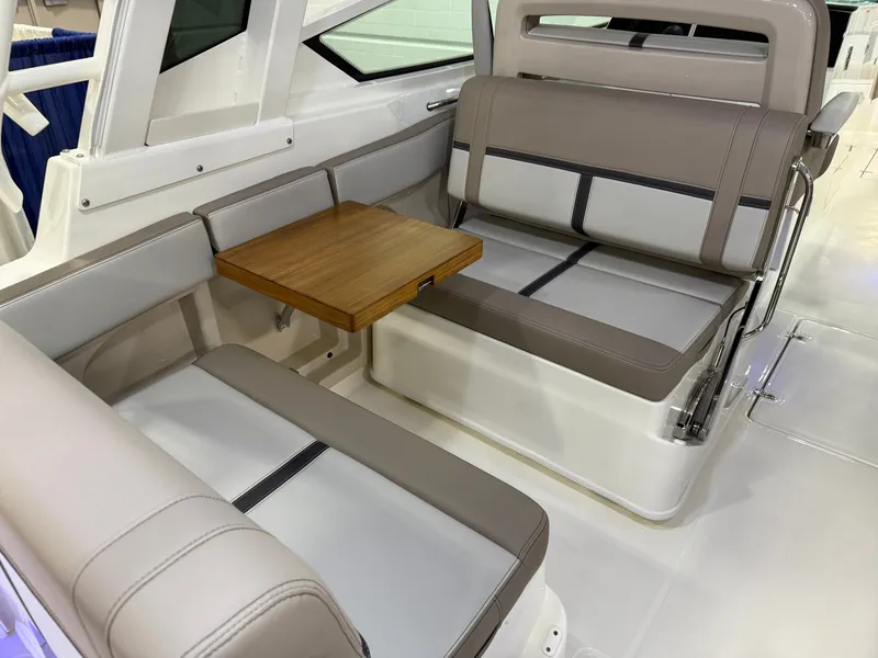 Slide: The Image of Boston Whaler 330 Vantage 2026 - 44