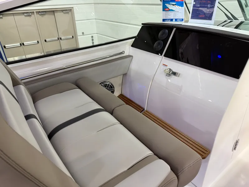 Slide: The Image of Boston Whaler 330 Vantage 2026 - 46