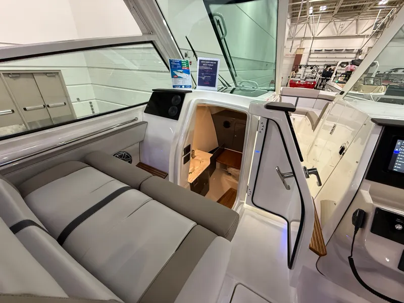 Slide: The Image of Boston Whaler 330 Vantage 2026 - 48