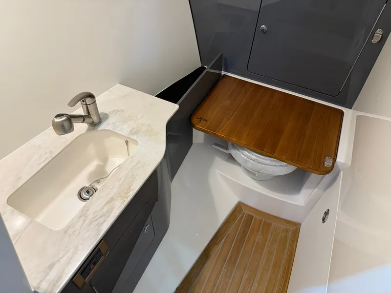 Slide: The Image of Boston Whaler 330 Vantage 2026 - 49