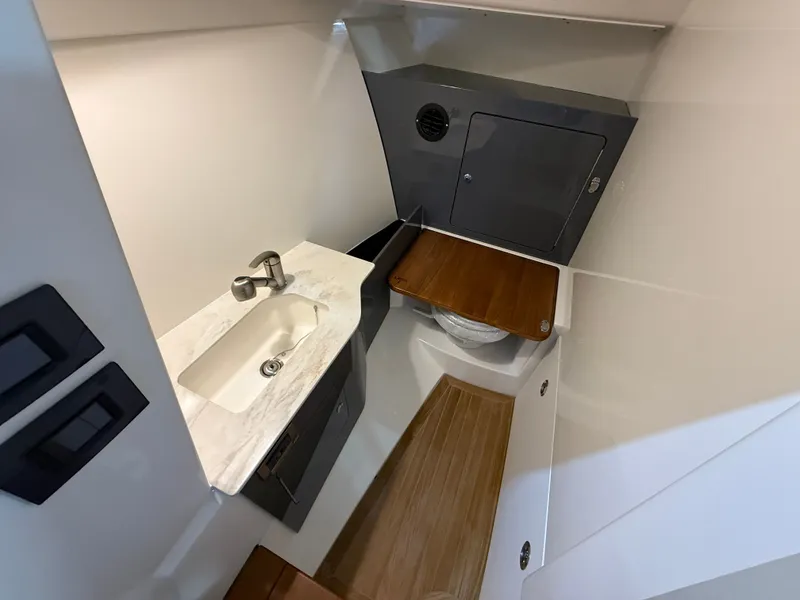 Slide: The Image of Boston Whaler 330 Vantage 2026 - 50