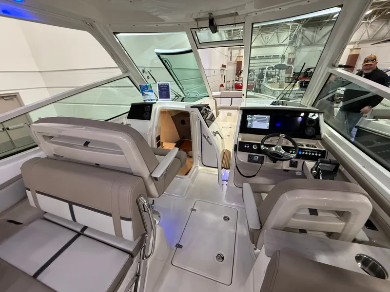 Slide: The Image of Boston Whaler 330 Vantage 2026 - 51