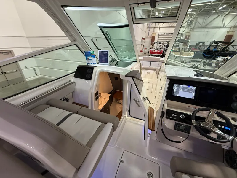 Slide: The Image of Boston Whaler 330 Vantage 2026 - 52
