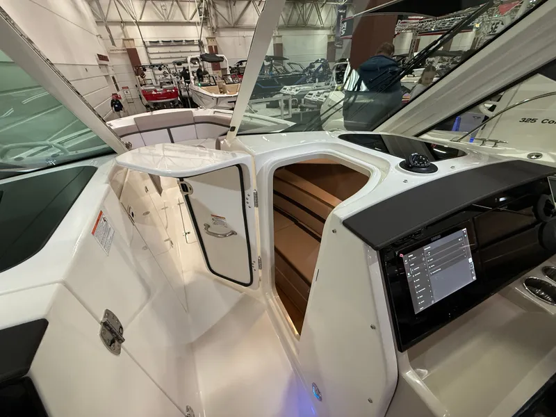 Slide: The Image of Boston Whaler 330 Vantage 2026 - 53