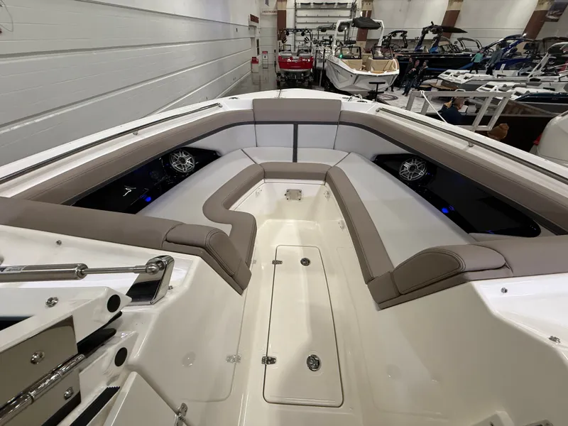 Slide: The Image of Boston Whaler 330 Vantage 2026 - 55