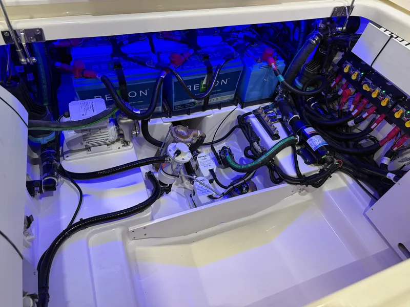 Slide: The Image of Boston Whaler 330 Vantage 2026 - 58