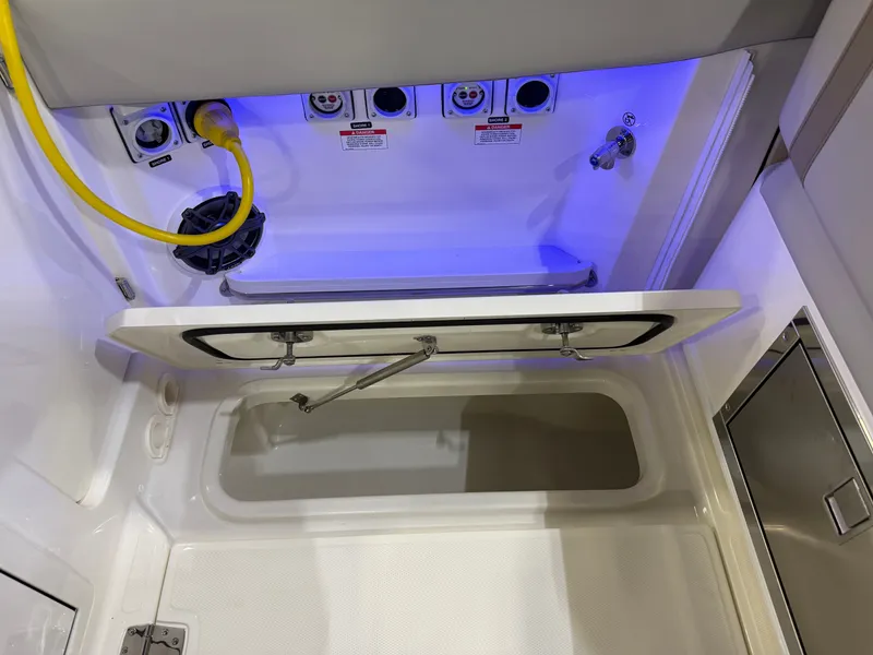 Slide: The Image of Boston Whaler 330 Vantage 2026 - 59