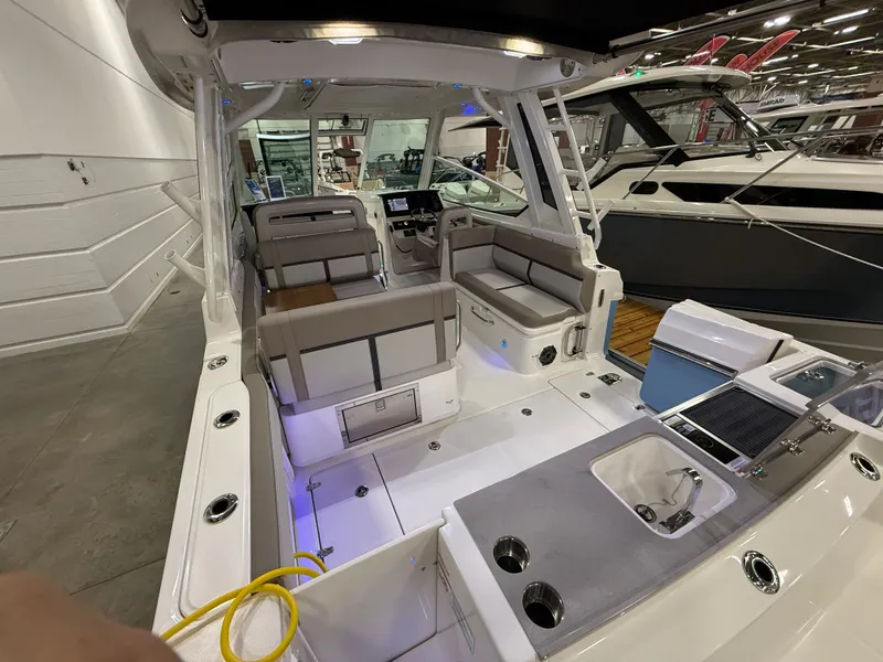 Slide: The Image of Boston Whaler 330 Vantage 2026 - 60