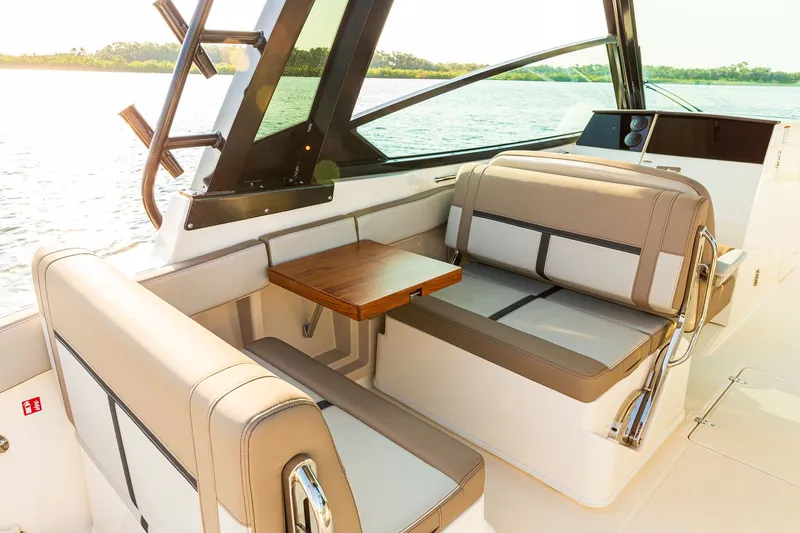 Slide: The Image of Boston Whaler 330 Vantage 2026 - 7