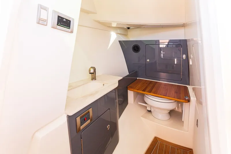 Slide: The Image of Boston Whaler 330 Vantage 2026 - 9