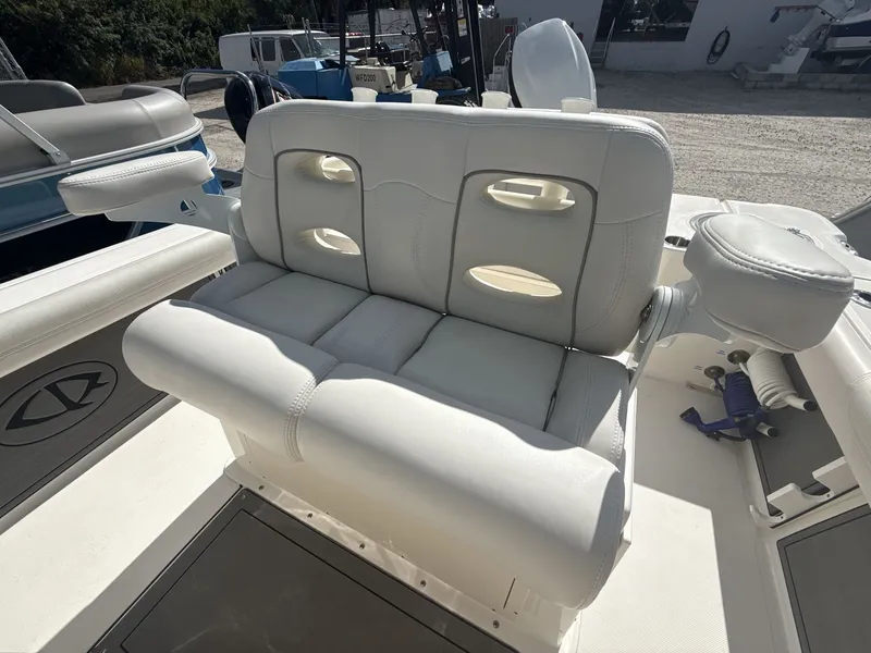 Slide: The Image of Sea Born LX24 Center Console 2024 - 13